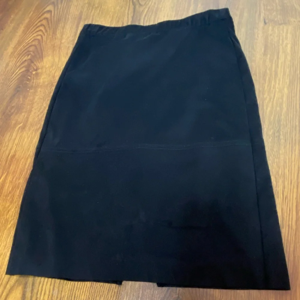 🌷 Tristan 🌷 Black Soft Suede Velvet Feel Knee Length Skirt NWOT - Picture 2 of 7